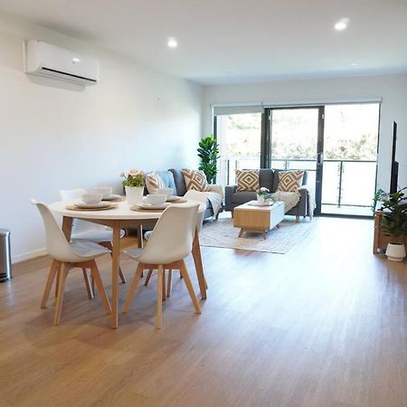 Viqi Two Bedroom Apartment Front Of Century Walk Including Premium Netflix & Prime Amazon With 75 Inch Tv Glen Waverley Extérieur photo