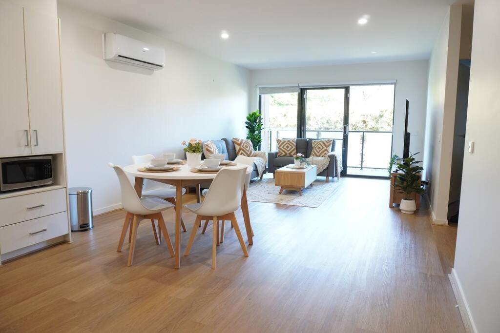 Viqi Two Bedroom Apartment Front Of Century Walk Including Premium Netflix & Prime Amazon With 75 Inch Tv Glen Waverley Extérieur photo