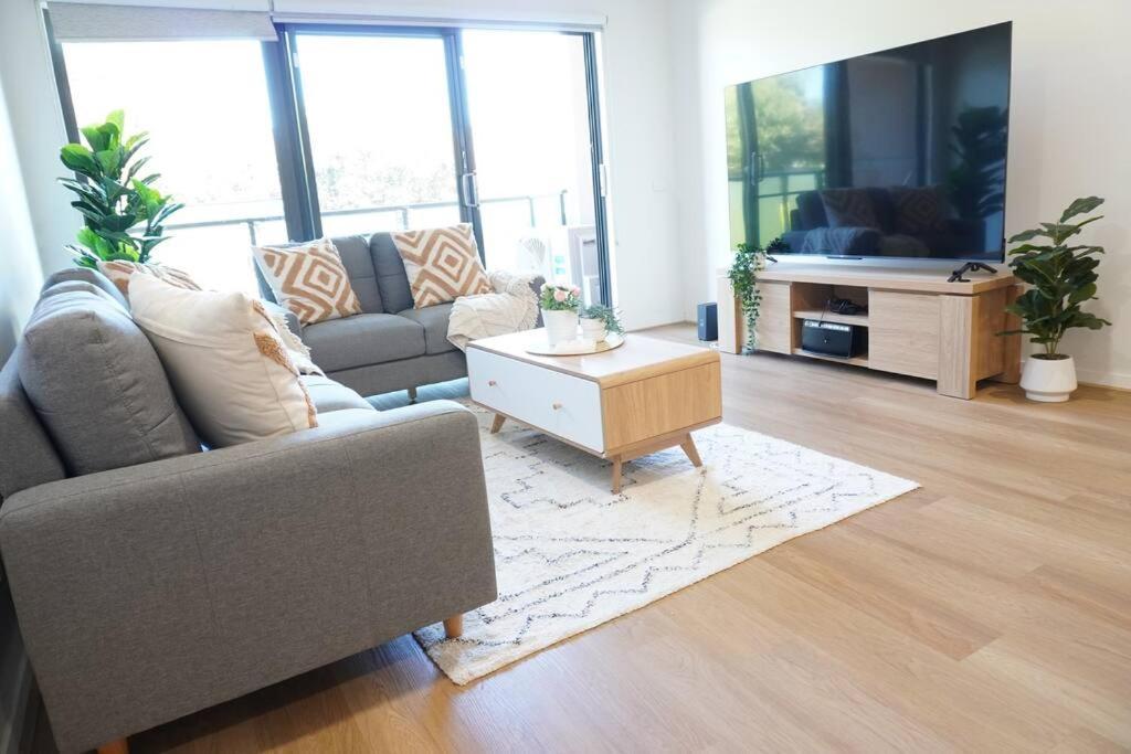 Viqi Two Bedroom Apartment Front Of Century Walk Including Premium Netflix & Prime Amazon With 75 Inch Tv Glen Waverley Extérieur photo