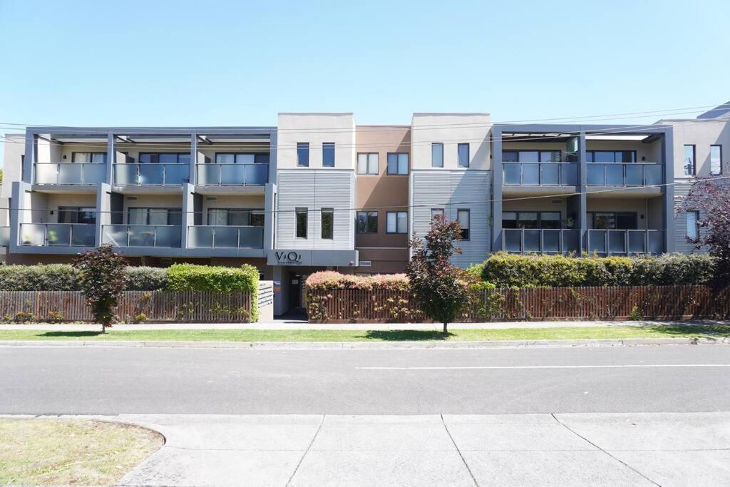 Viqi Two Bedroom Apartment Front Of Century Walk Including Premium Netflix & Prime Amazon With 75 Inch Tv Glen Waverley Extérieur photo