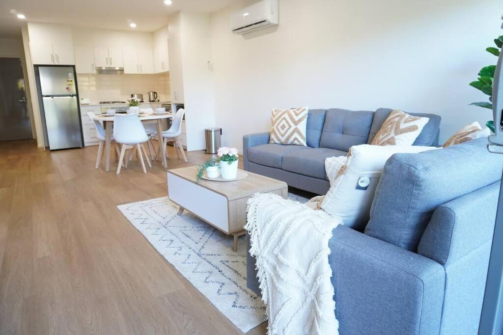 Viqi Two Bedroom Apartment Front Of Century Walk Including Premium Netflix & Prime Amazon With 75 Inch Tv Glen Waverley Extérieur photo